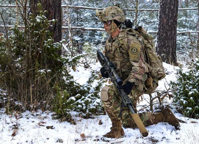 美军王牌狙击手,曾一人狙杀255名敌人,最后却被邻居射杀!