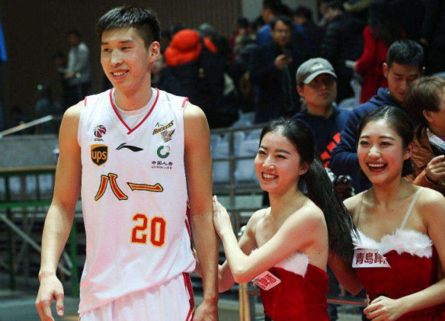 场上遇到挑衅式防守怎么办八一队张祖铭选择用暴扣回应