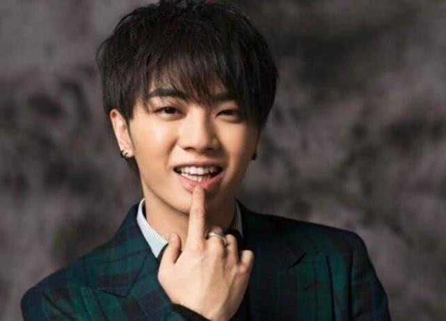 华晨宇前女友万芙伽登上热搜,女方颜值其实很一般