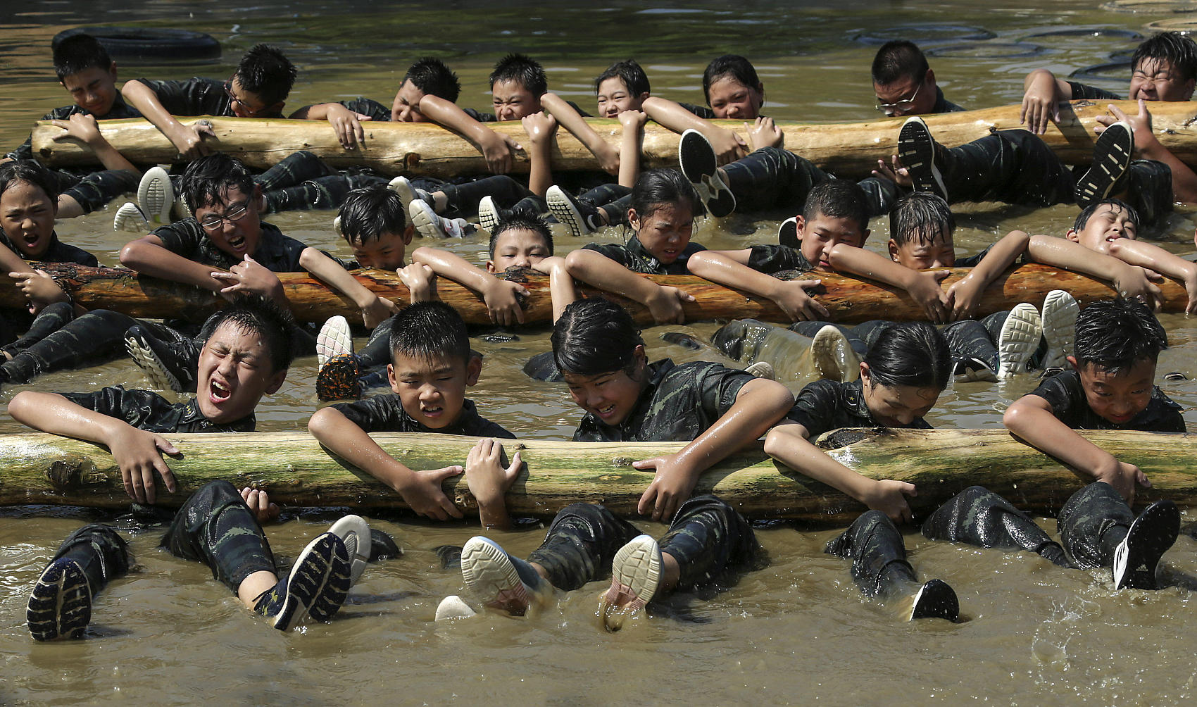 从小培养不做娘男狼爸送子泥潭锻炼