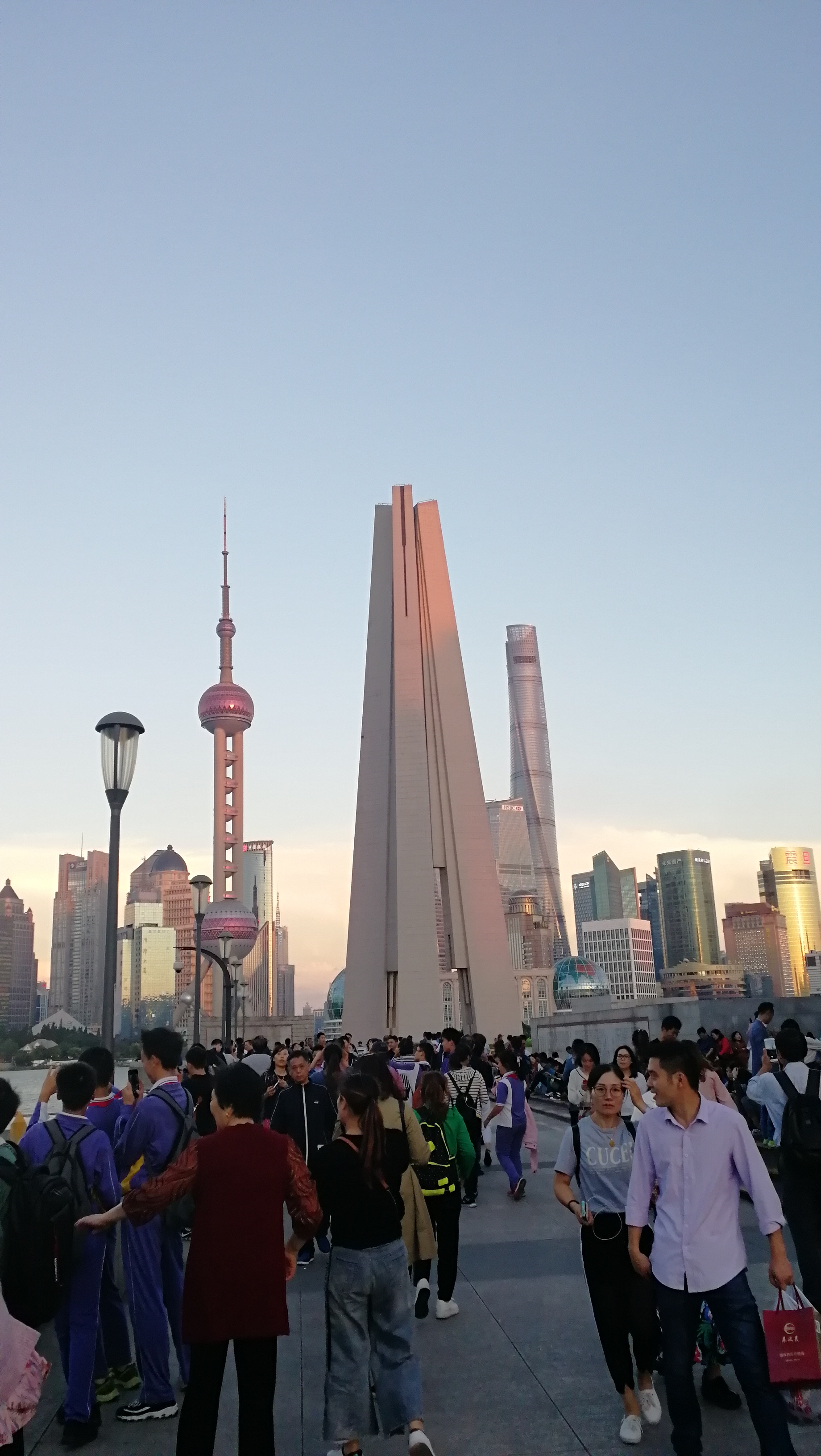 实拍上海闻名中外的景点,外白渡桥和外滩,很多游客慕名而来