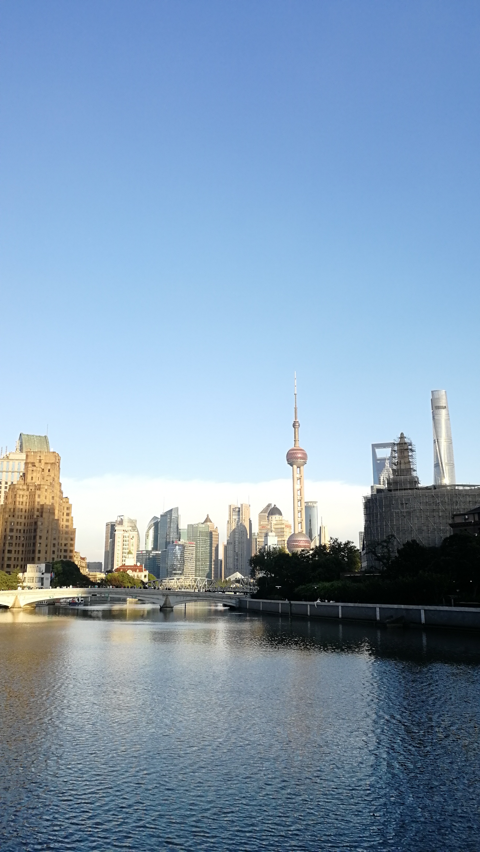 实拍上海闻名中外的景点外白渡桥和外滩很多游客慕名而来