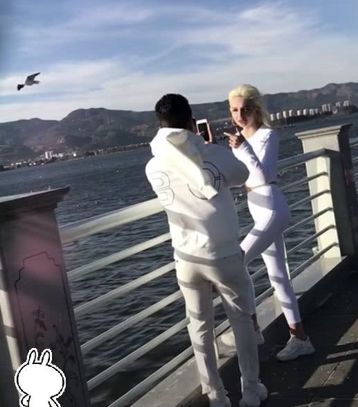 偶遇大网红“凯诺夫妇”，身穿一袭白色紧身衣，S型身材尽显无疑