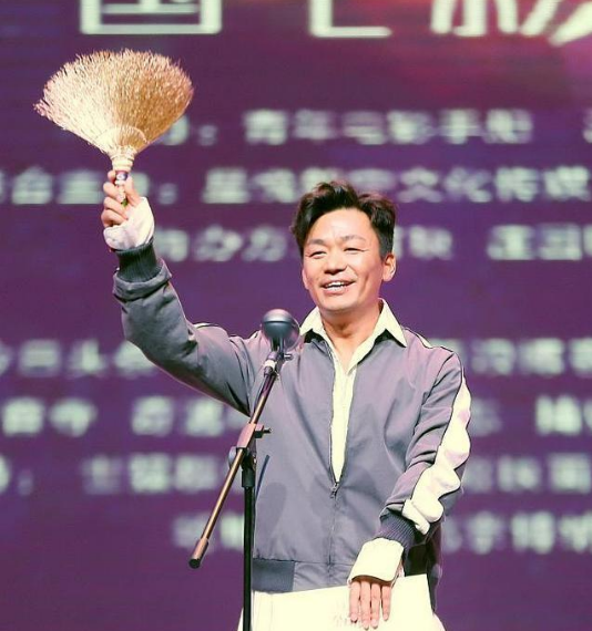 继王宝强后岳云鹏郭德纲也没逃过金扫帚奖现场仅他一人出席