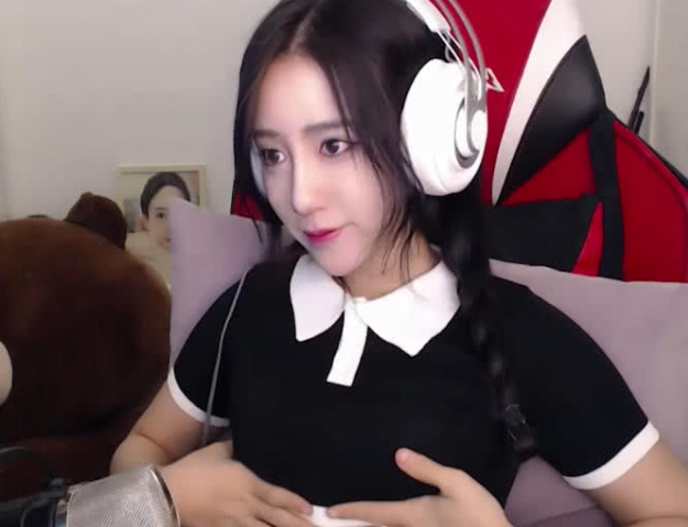 呆妹儿直播喝酒,摸着胸口嘴里说这骚话:最近好像长怕胖了