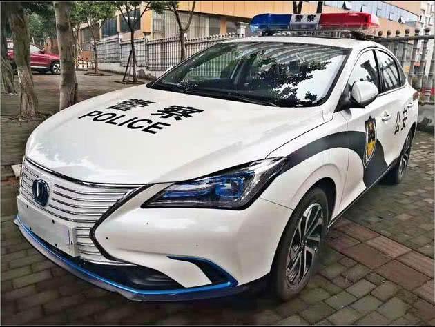 偶遇长安新能源警车快充45分钟续航360km售价12万
