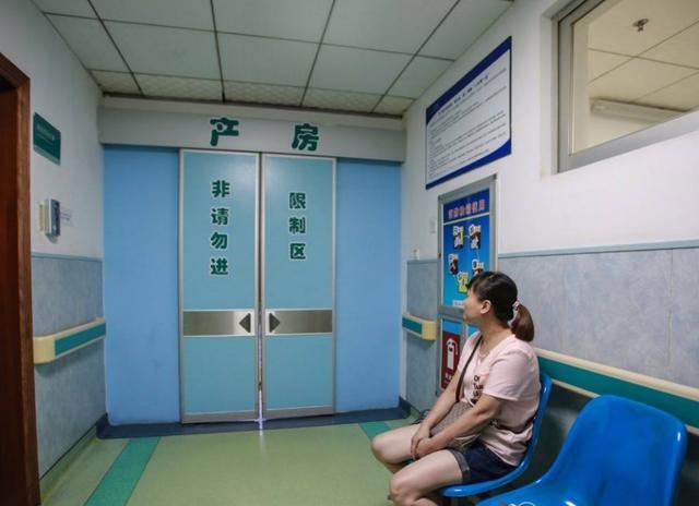 被推出产房的那一刻,老公4种不同表现,最后1种说明他真的很爱你