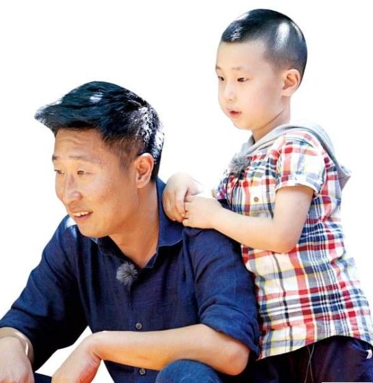 还记得《爸爸去哪》的萌娃林大竣吗?今长大了,身穿西装帅气十足
