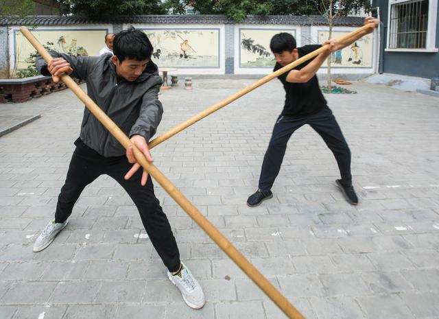 据说壳子棍是以六十六个成形的壳子一百零八棍法组成,博棍时每个壳子