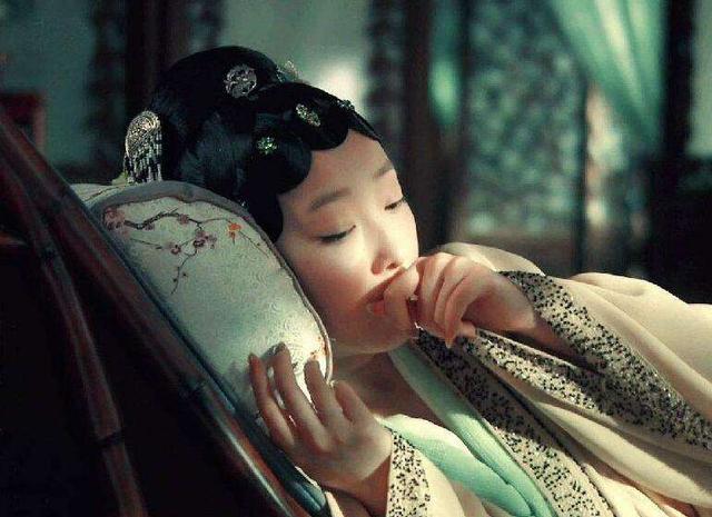 通房丫鬟的可悲之处古代夫妇晚上睡觉却需要在旁随时满足老爷