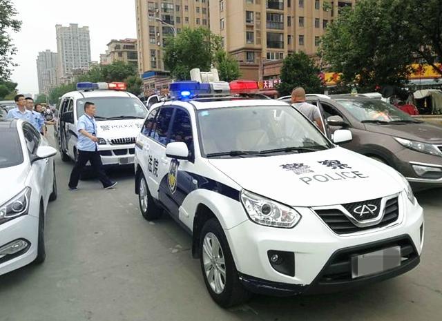 为什么有些警车上面喷印的是警察有些却是公安