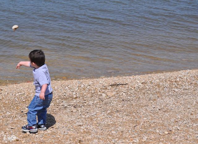 宝宝爱扔东西要不要阻止?父母要如何引导!