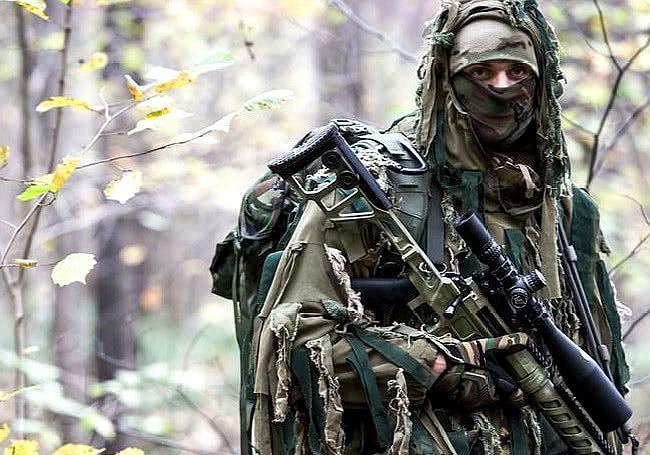 丛林执行任务时,菜鸟选择第一把枪,而特种兵则选择最后一把