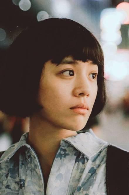 马思纯素颜出镜尚显青涩晒18岁美照长发披肩歪头甜笑