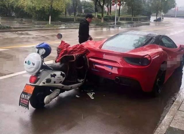 女大学生看手机骑电动车,撞上违章"法拉利"!20万车损谁承担?