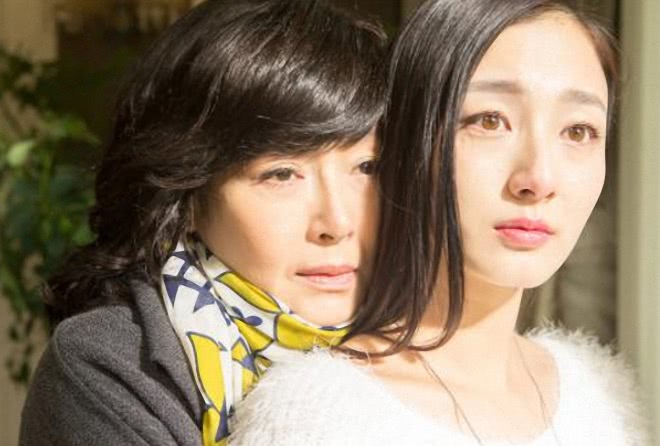 61岁越来越红,人美心善却没嫁给爱情,活得潇洒至今单身