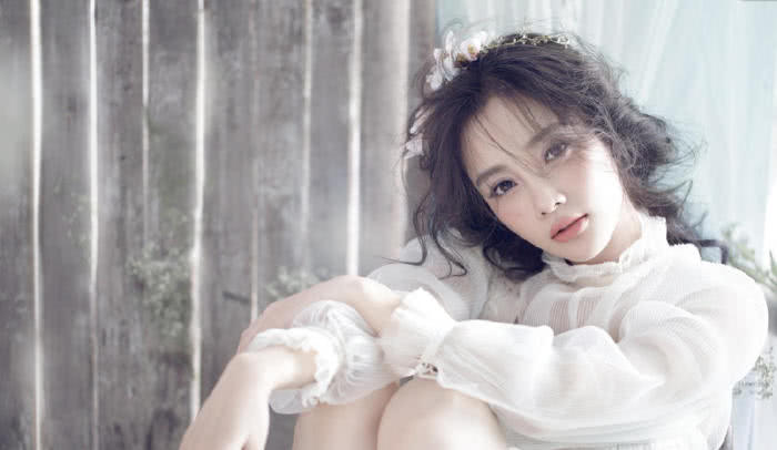 李小璐微博的最新动态,暴露了和贾乃亮的感情