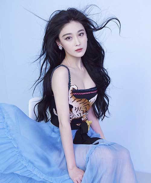 身穿黑色吊带蓝纱长裙|张馨予|吊带|写真_新浪新闻