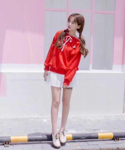 杨清柠逛商场, 一张照片曝光真实身材, 身后拎包小弟却亮了!