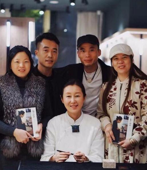 孙楠妻子潘蔚举办新书签售会,穿着朴素很低调,丈夫随身相伴