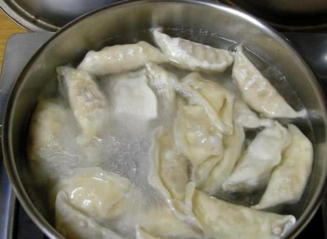 制作饺子和面条时,在面粉中加入一些它.饺子不易破,更美味