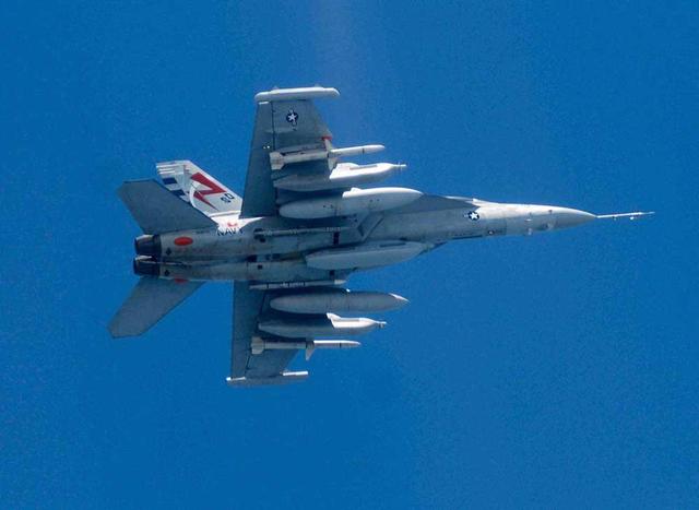 歼15d电子战机再现身,涂装变成了海军灰,或表明已服役了!