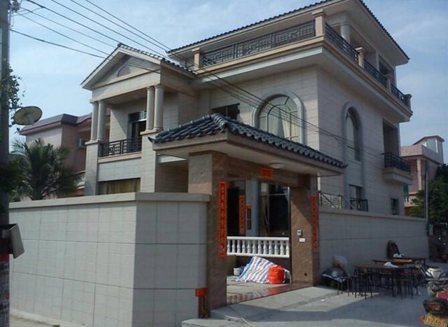 刚刚修建不到一年的新房子,父母是做小本生意,所以日子其实还好