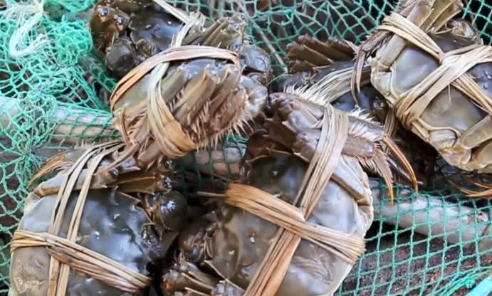 农村地方怎么吃螃蟹的?用这土法子也一样行,网友:家里是有矿吗