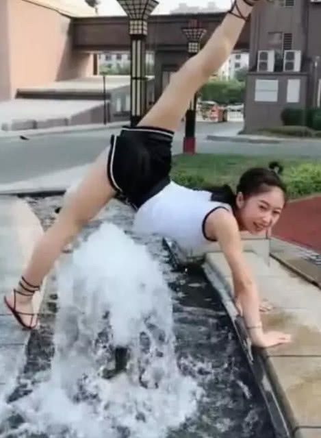 抖音喷泉小姐姐走红在喷泉上俯身一字马网友湿了一身都