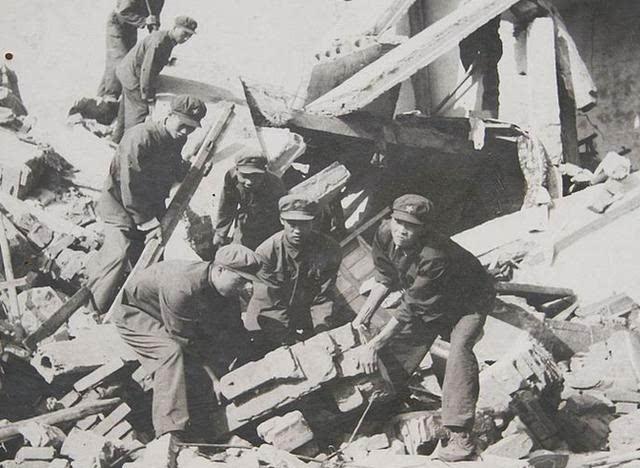 老照片:1976年唐山大地震真实的景象,惨烈一目了然!