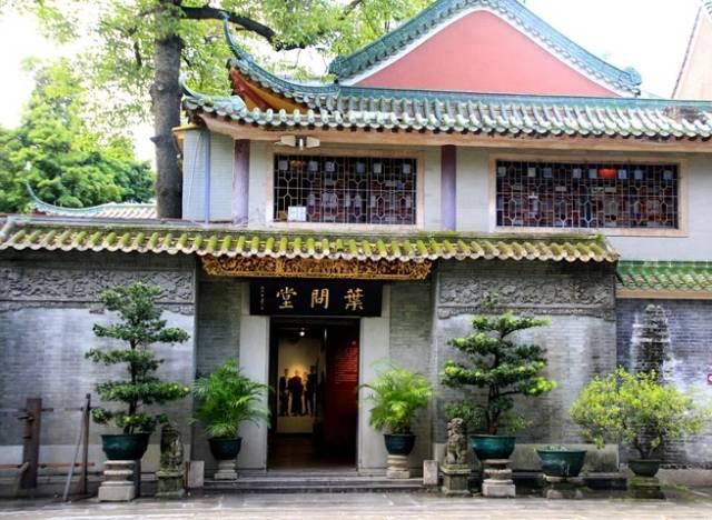 咏春拳名家叶问宗师是享誉海内外的一代武术大师,他学艺成师于佛山.