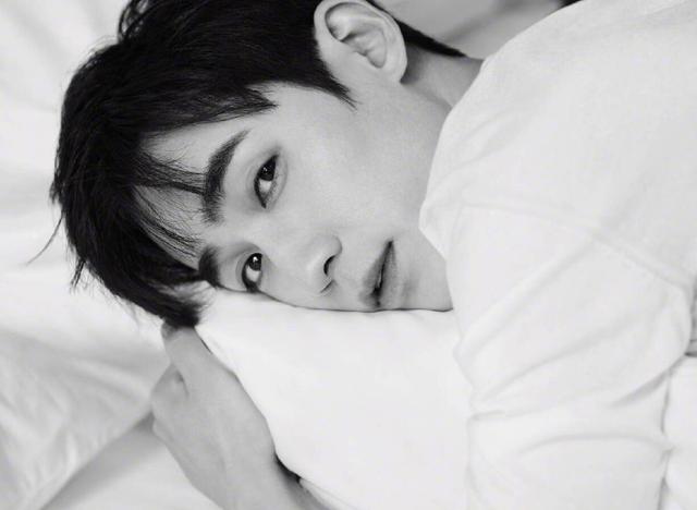 《天网行动》发布剧照,朱一龙被举着放大镜观察,小笼包集体变酸