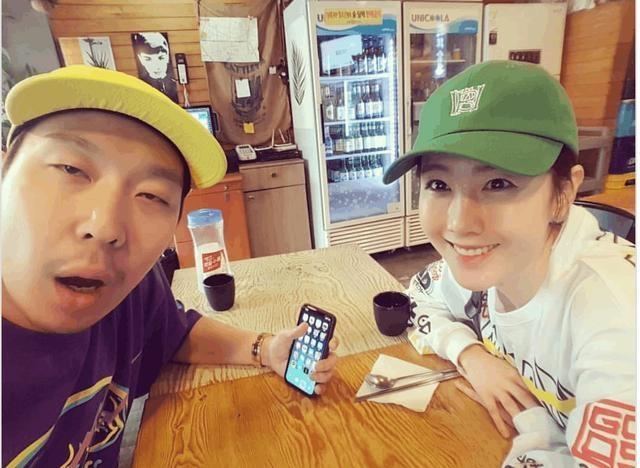 haha河东勋妻子近照曝光怀孕7个月宽松连衣裙都难遮孕肚