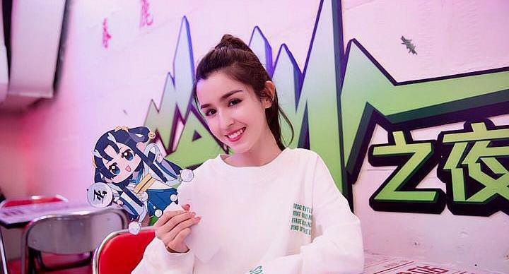 飞天皮肤下,在那个舞台上,哈尼克孜的截图,瞬间成为"仙女"!