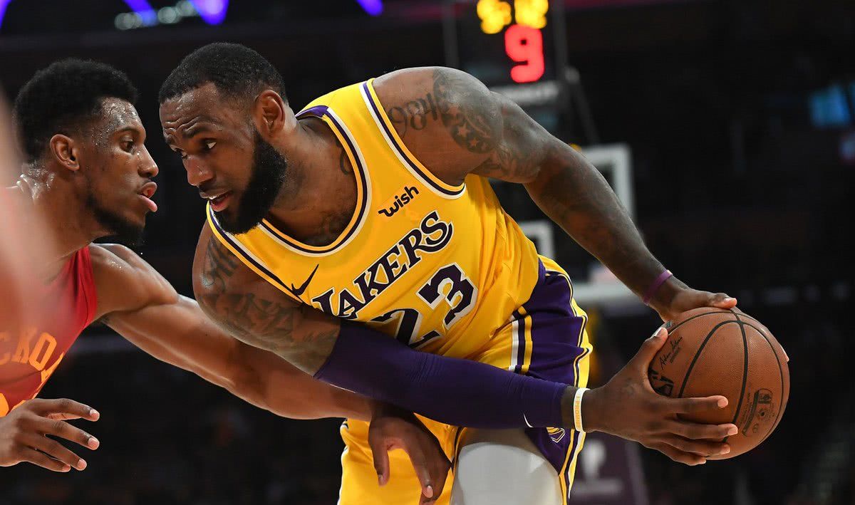 湖人被逆转,詹皇终于不再划水,8米外一击制胜,2万人起立欢呼