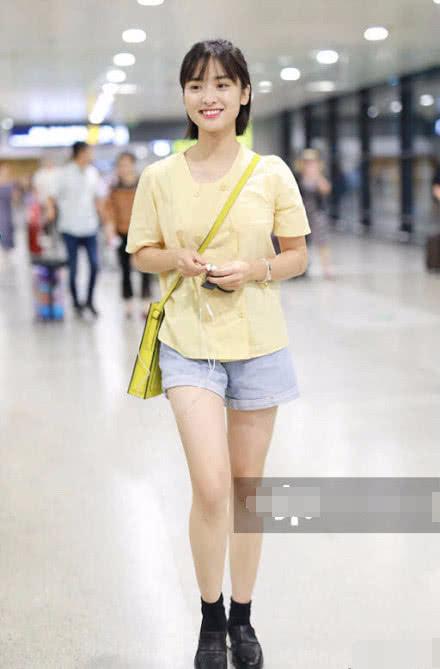 沈月一人现身机场,竟然瘦出漫画腿,网友:糟糕是心动的感觉!