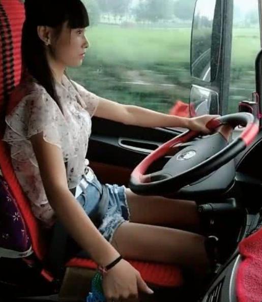 女货车司机走红网络单手握住方向盘而另一只手也不闲着
