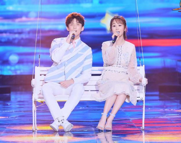 杨紫吴磊现身跨年演唱会,俊男美女唱歌的样子,网友表示太养眼了