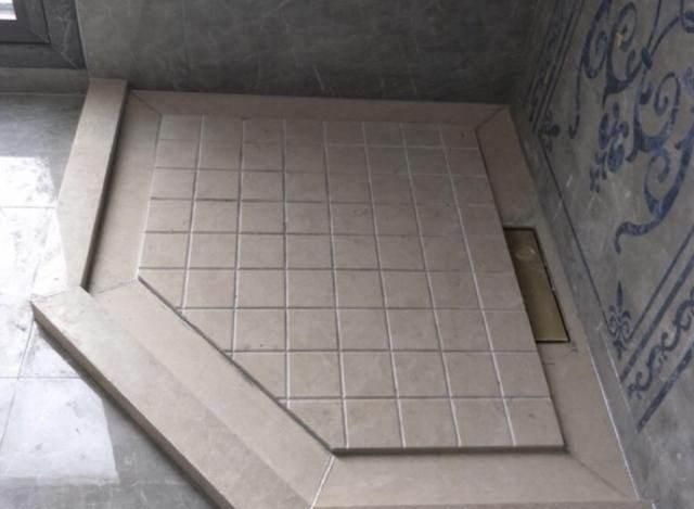 卫生间地面设计拉槽的话,那是很有利于排水的,淋浴房地面四周都有个低