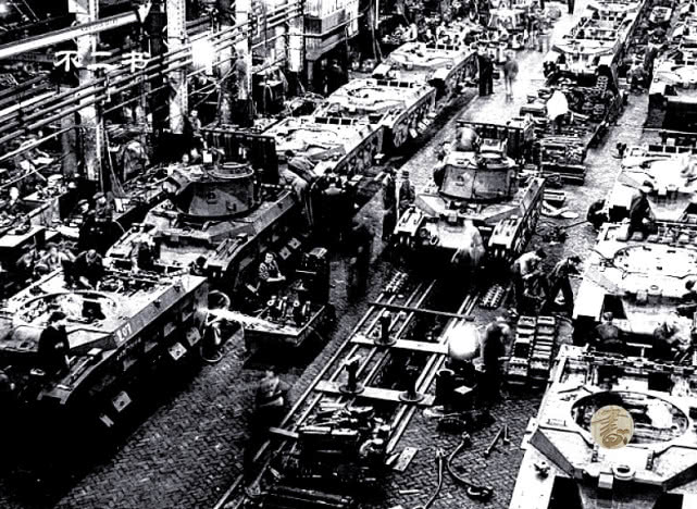 老照片:直击二战时期的美国军工厂,"装甲怪兽"的诞生地
