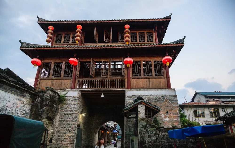 广西这座古镇,至今保持着淳朴民风,村民唯一进出村的方式就是船