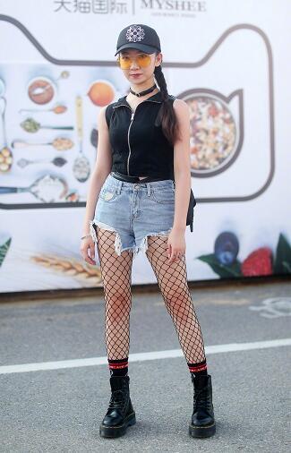 网袜这个令人又爱又恨的单品|网袜|街拍|马薇薇_新浪新闻