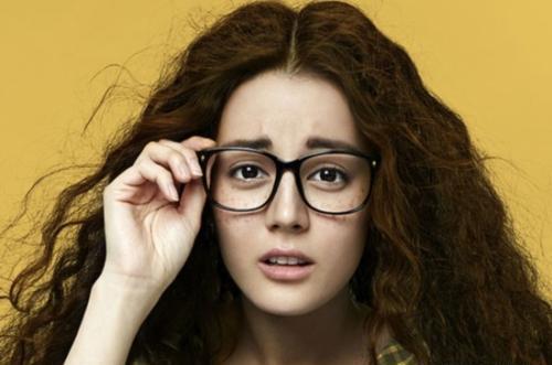 女星戴眼镜变化大:李冰冰中性帅气,赵丽颖学生气,热巴颜值略降