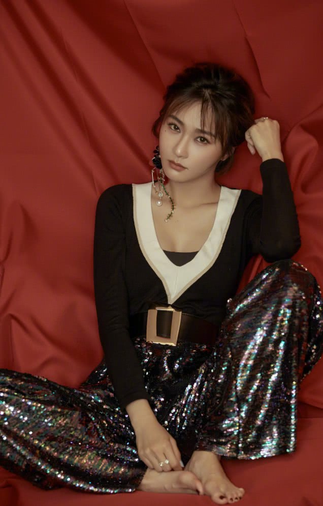 因薛之谦登上热搜的陈冰,挑战"内衣外穿",性感身材不输柳岩