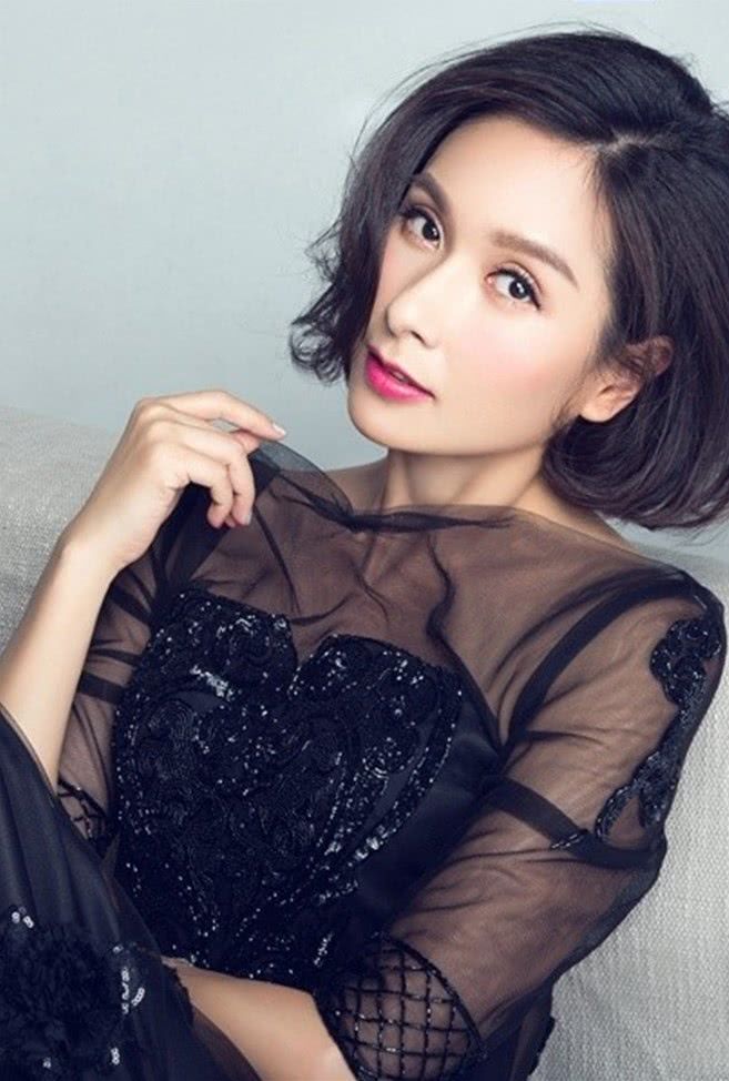 44岁杨恭如似少女,这次她剪着一头利落的短发,看上去很有御姐的气质