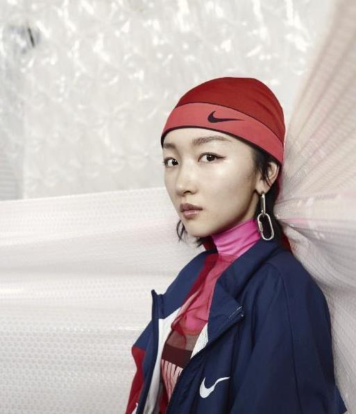 周冬雨nike宣传照,造型一言难尽!网友:对不起,打扰了!