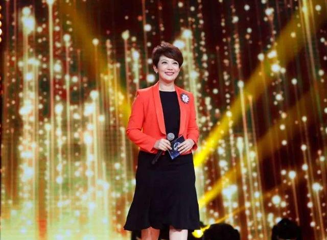 央视主持人王端端,被父母催婚,工作狂何时能嫁人?