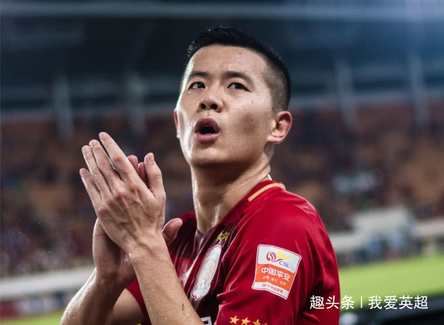 中的功勋国脚黄博文突然在个人社交账号晒出了多张恒大不同赛季的队服