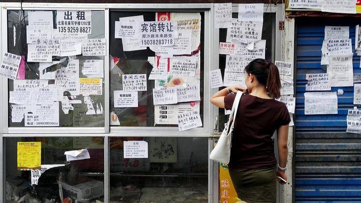 租赁市场大降温?中介倒闭,租金下降,我们终于租得起房子了!