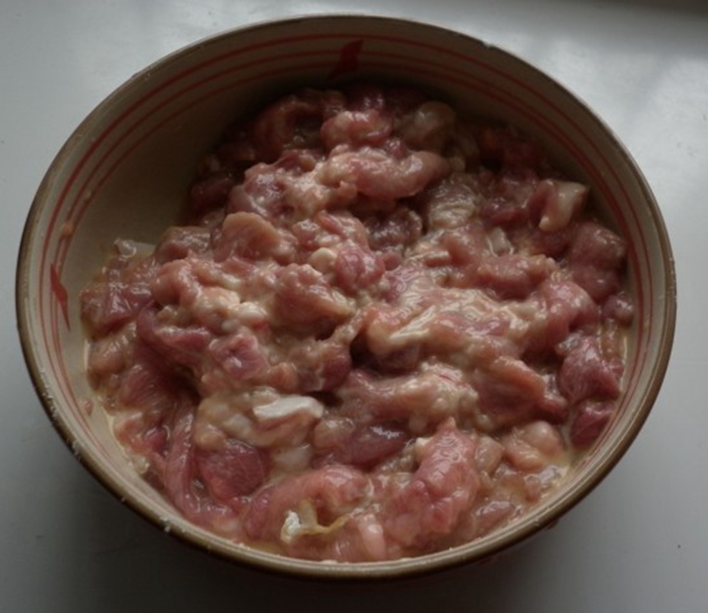 大厨:肉片腌制时,千万别放盐,多加一点它,肉片鲜嫩又不柴!